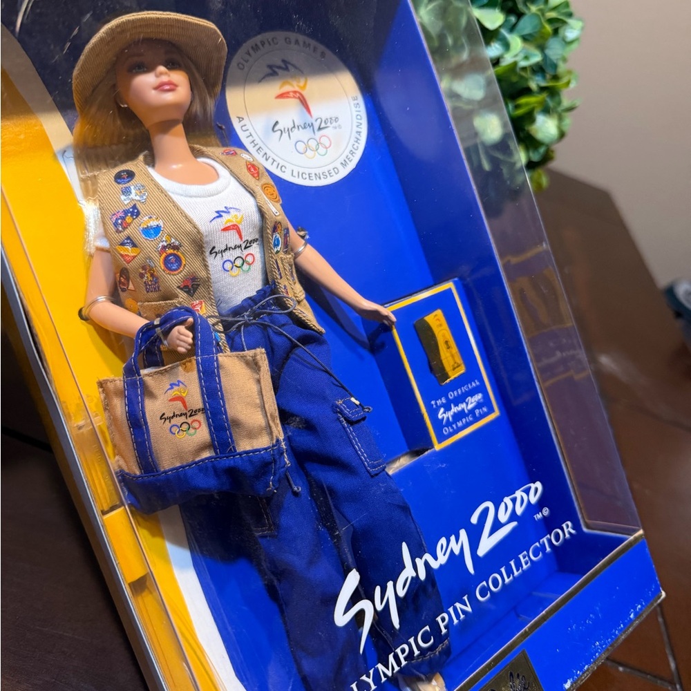 Sydney 2000 Olympic Pin Collector Barbie - Picture 8 of 9